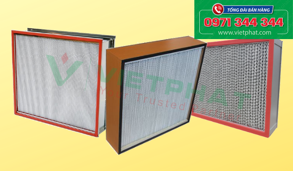 Theo tiêu chuẩn EN1822 lọc HEPA được sản xuất với tiêu chuẩn từ H10 – H14, có thể chịu được nhiệt độ lên đến 300°C, lọc HEPA chịu nhiệt có cấu tạo khung được làm từ inox 304 và vách ngăn bằng nhôm.